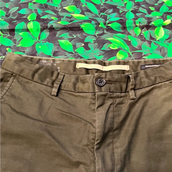 30x32 Banana Republic Green Chino - Picture 2 of 6